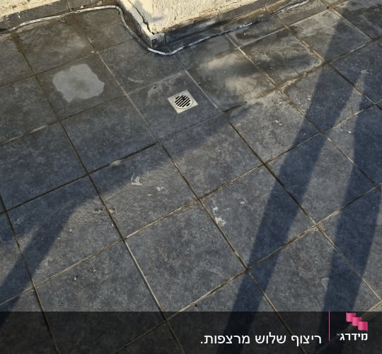 ריצוף חוץ עם צללים על הרצפה